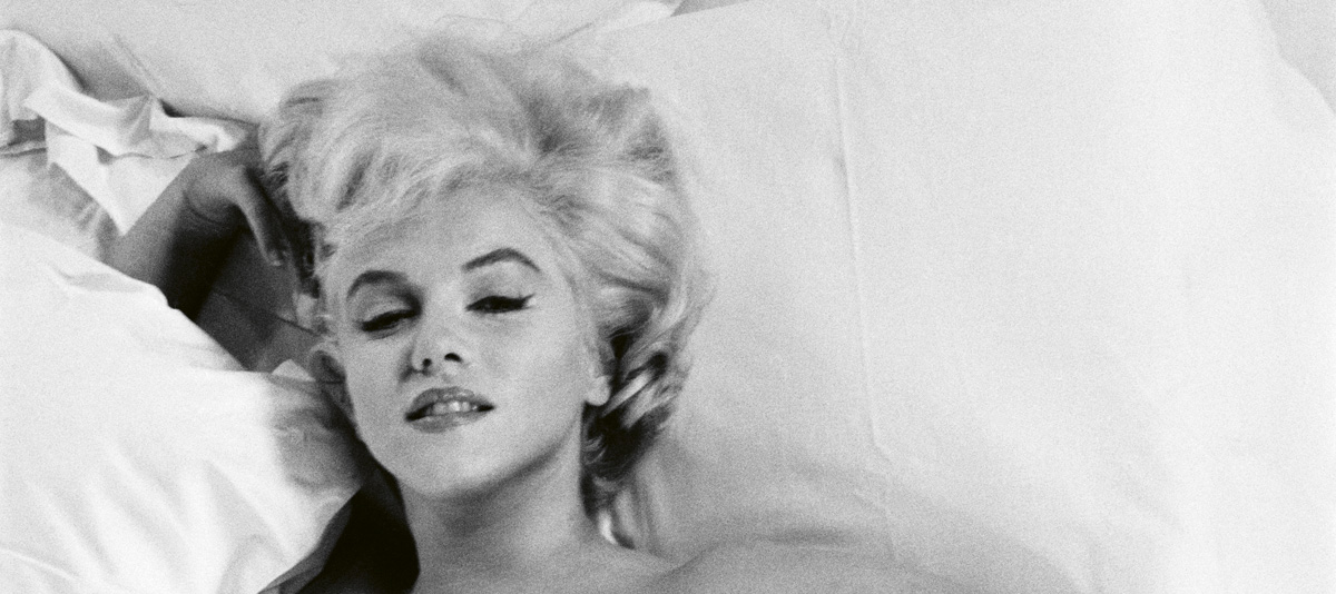 Foto: Eve Arnold, Marilyn Monroe between takes during a photographic studio session. Hollywood, California, 1960 © Eve Arnold / Magnum Photos