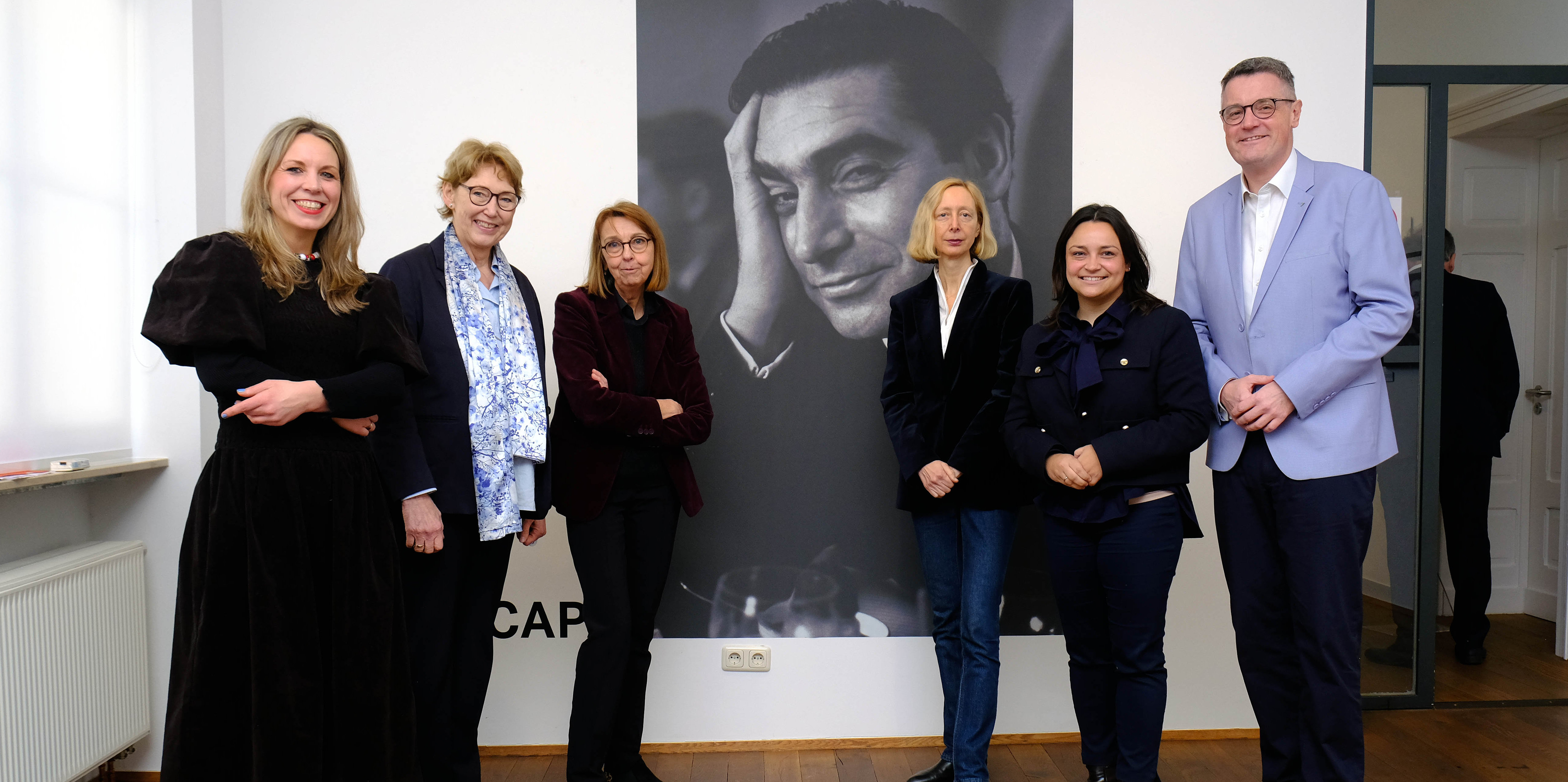 Ein Foto bei der Ausstellungseröffnung (von links:) Joanna Szymanska, Karin Schmitt-Promny, Dr. Nina Mika-Helfmeier, Andréa Holzherr, Catarina dos Santos & Dr. Tim Grüttemeier