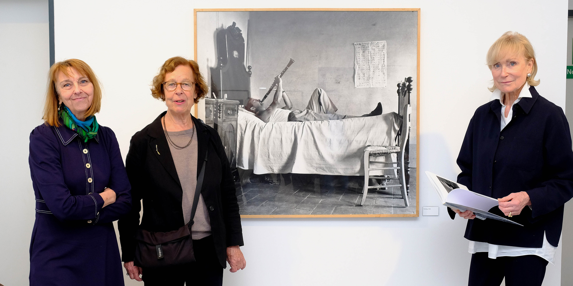 Dr. Nina Mika-Helfmeier, Barbara Klemm und Renate Siebenhaar in der Ausstellung, Foto: Peter Stollenwerk